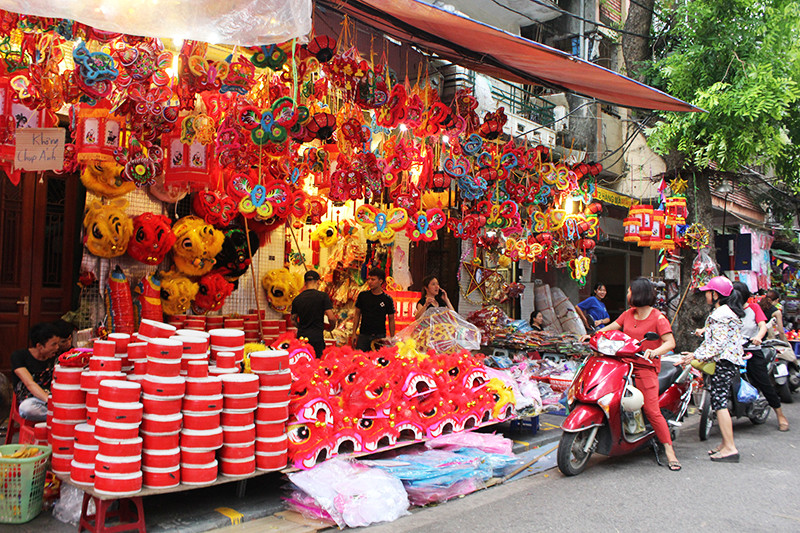 Traditional mid-autumn toys attract customers